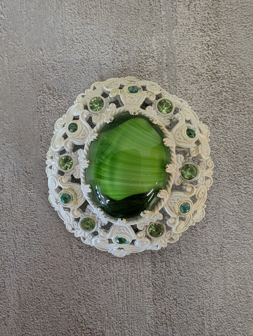 Vintage Brooch White Lattice Style Metal Green Glass Art Medallion Green Crystal - Picture 4 of 4